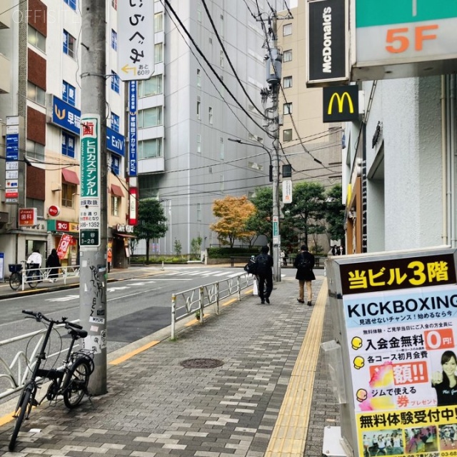 青ビル ビル前面道路
