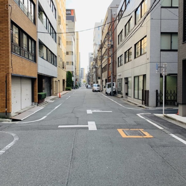 アルファ新富ビル ビル前面道路