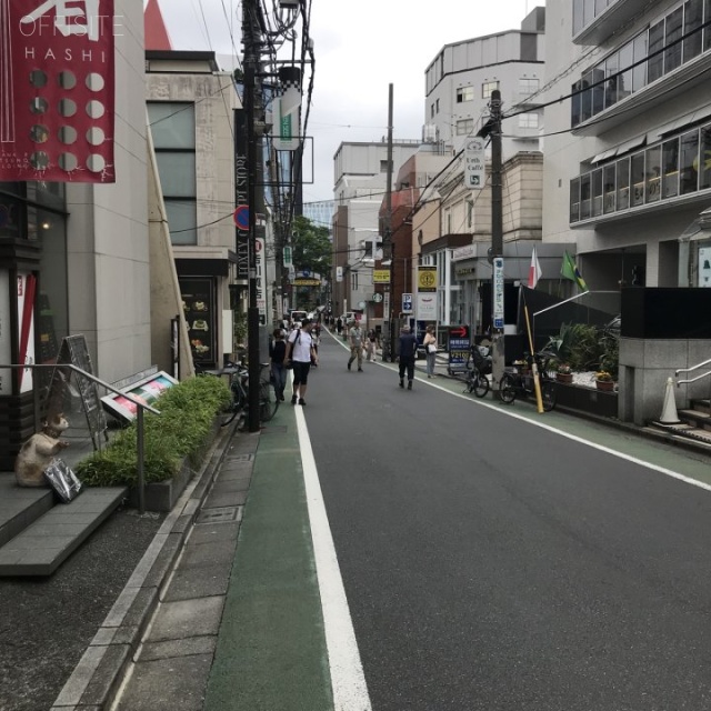 アオヤマアールナツノビル ビル前面道路