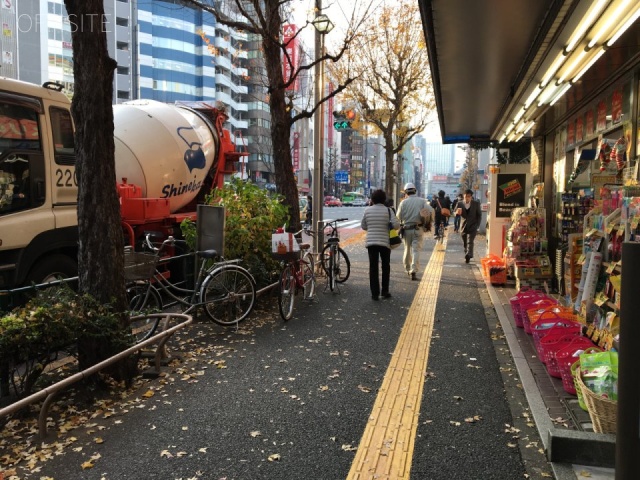 東新宿龍生堂ビル ビル前面道路