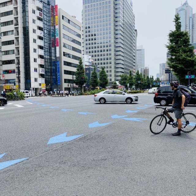 新東京ビル ビル前面道路