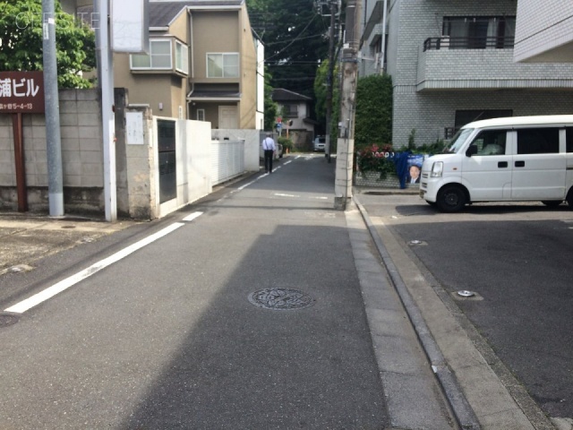 DeLCCS千駄ヶ谷 ビル前面道路