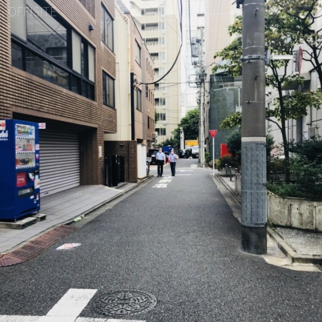 新橋サミットビル ビル前面道路
