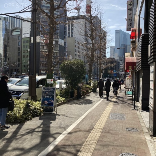 銀料ビル ビル前面道路