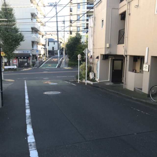 アイルイン弥生町 ビル前面道路