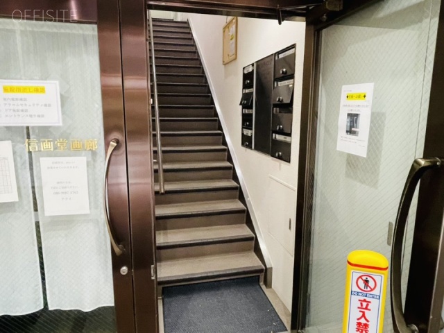 信ビルディング　オフィスビル出入口