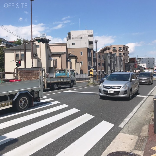 もくもくビル ビル前面道路