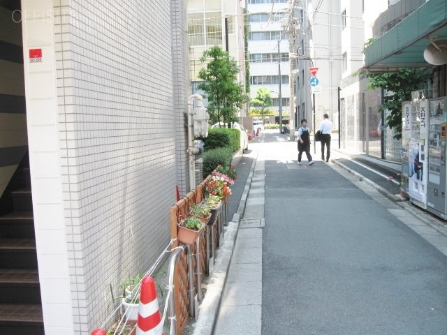 新橋三田ビル ビル前面道路