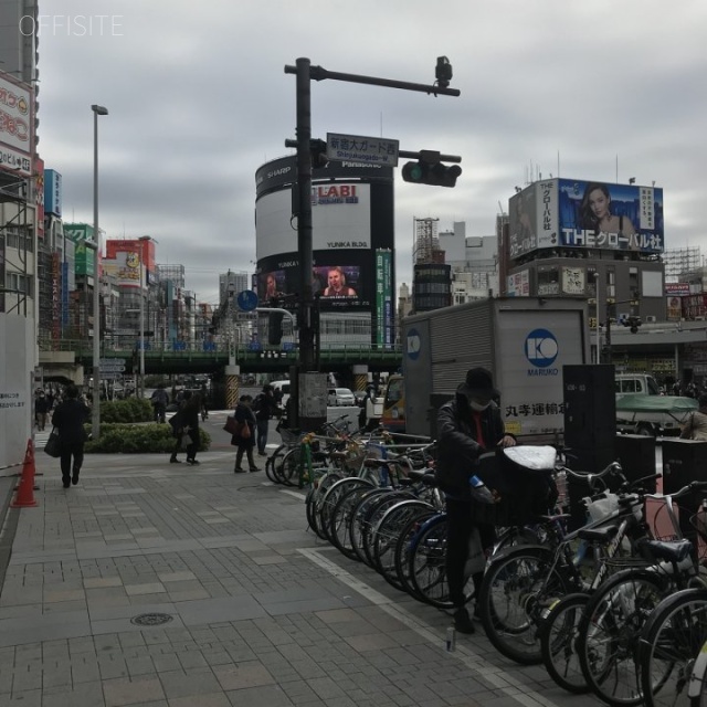 オーガード新宿 ビル前面道路