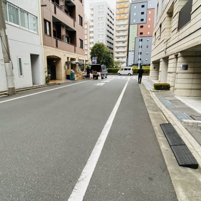 元屋ビル新富町 ビル前面道路