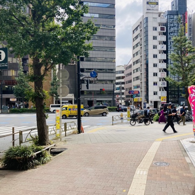 西新宿高木ビル ビル前面道路