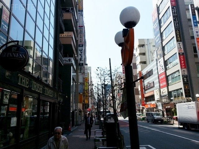 新橋萬楽庵ビルⅡ ビル前面道路