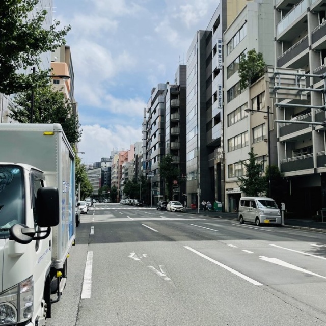 鈴与日本橋ビル ビル前面道路