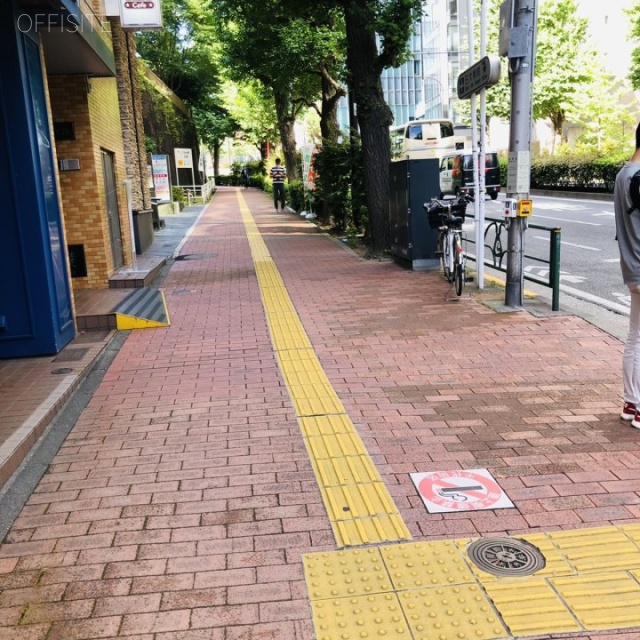 ウェルトンビル ビル前面道路