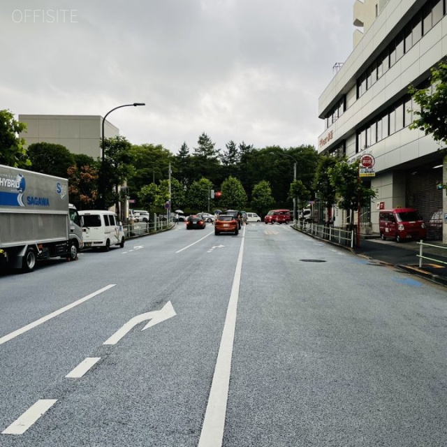 青山タワープレイス ビル前面道路