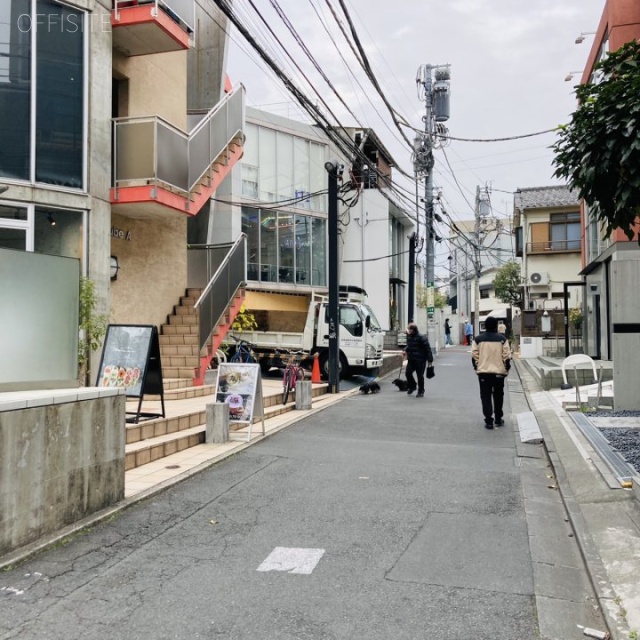 J-CUBE A棟 ビル前面道路