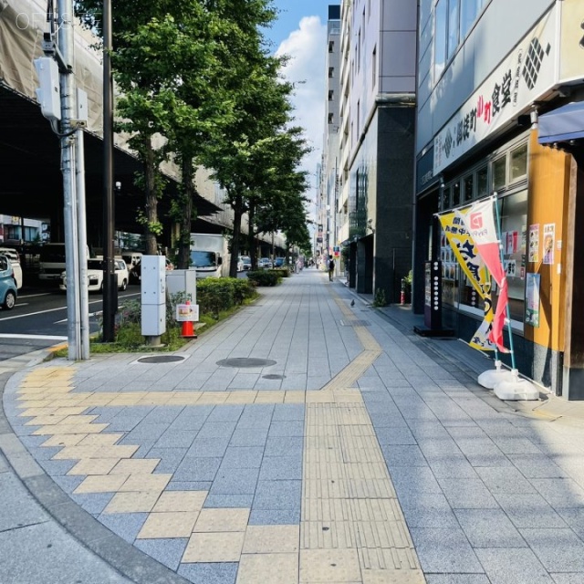 Logran御徒町ビル ビル前面道路