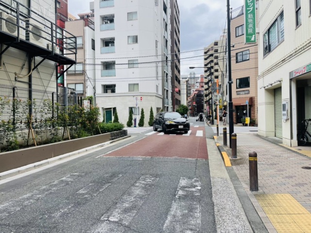 平和MKビル　前面道路