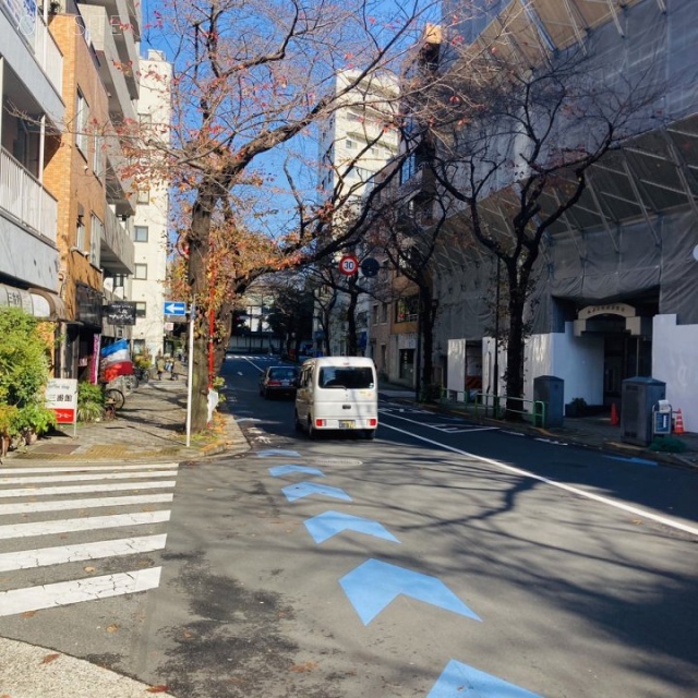 久保寺ツインタワービル ビル前面道路