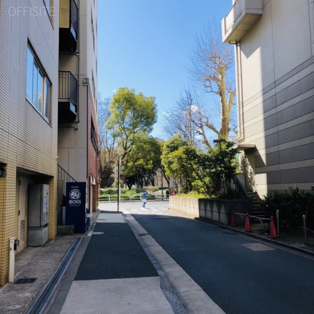 TBM西新橋ビル ビル前面道路