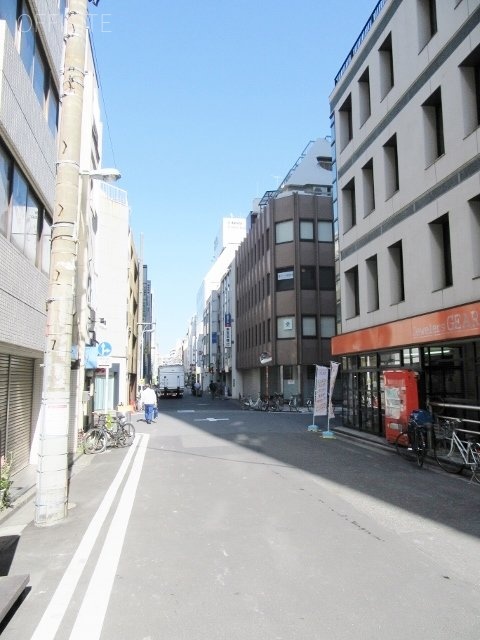 上野商睦ビル ビル前面道路
