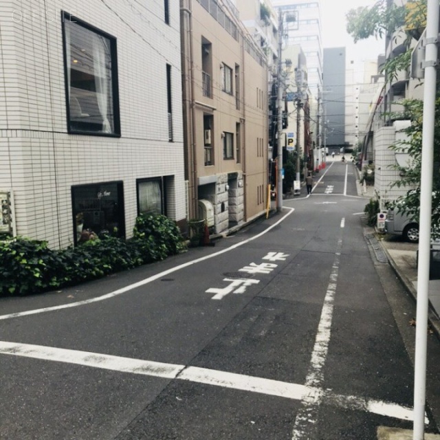 青山ホワイトアドビービル ビル前面道路