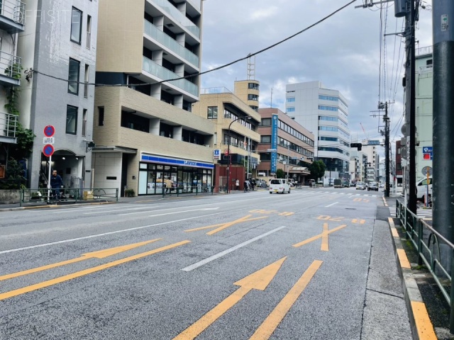 本郷ビル　前面に春日通り