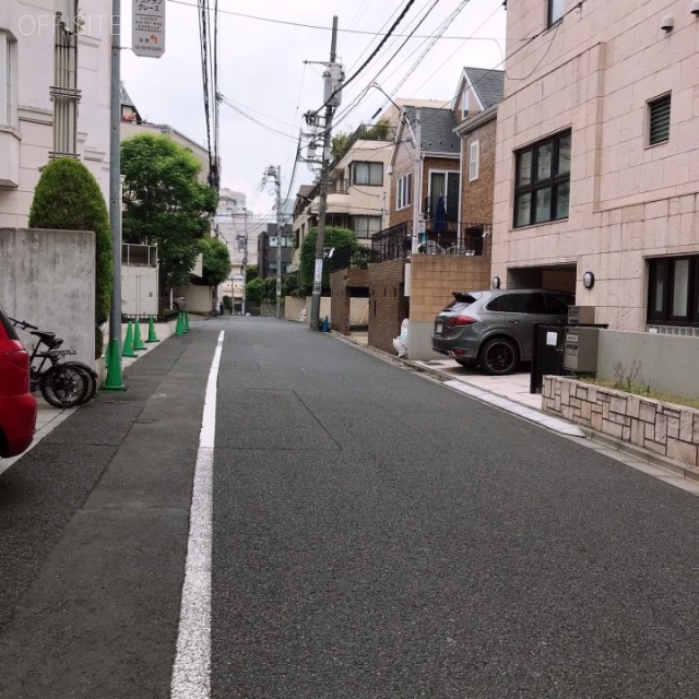 フラット青山 ビル前面道路