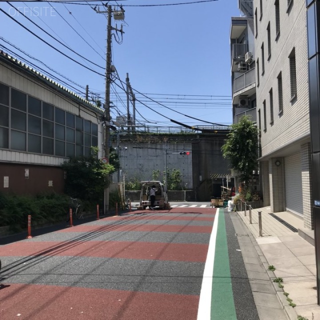 新関ビル ビル前面道路