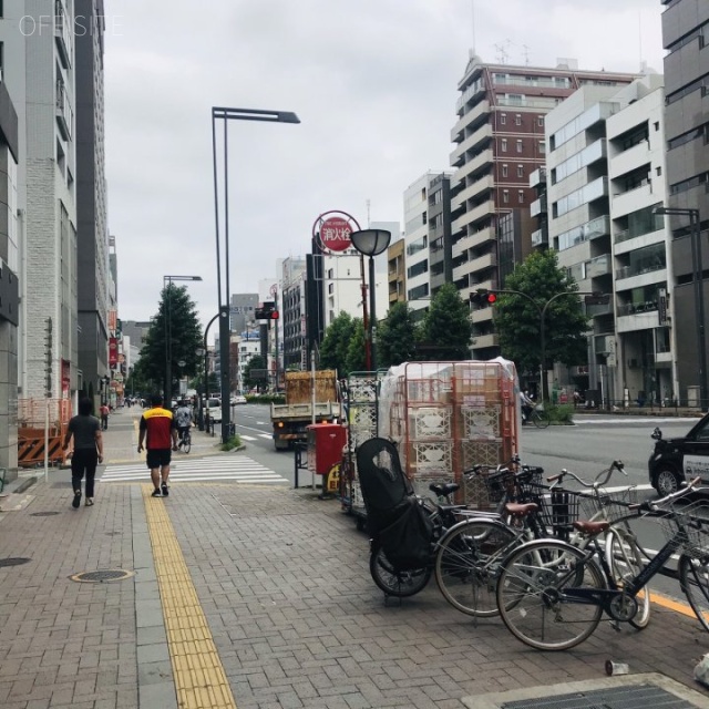 いちご四谷四丁目ビル ビル前面道路