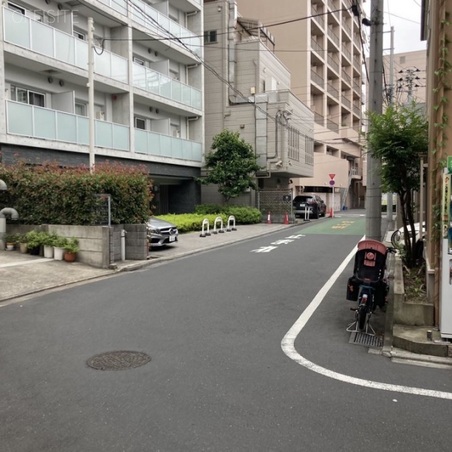 梓ビル ビル前面道路