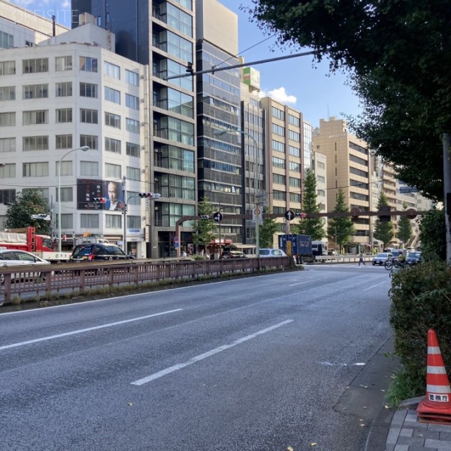 辰ビル ビル前面道路