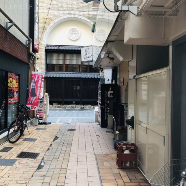 清川ビル ビル前面道路