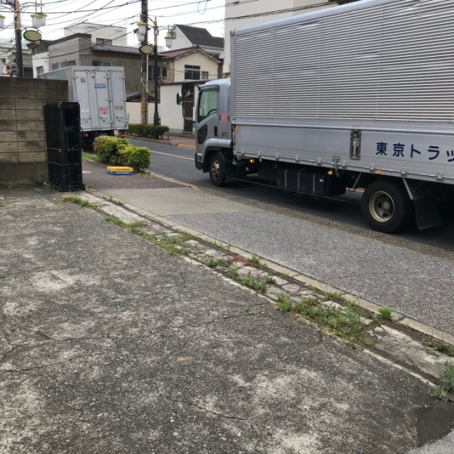 中央2丁目貸店舗・事務所 ビル前面道路