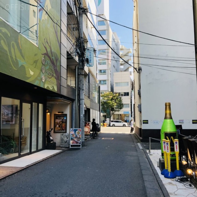 青山パークス ビル前面道路