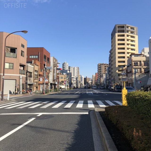 岩丸産業株式会社ビル ビル前面道路