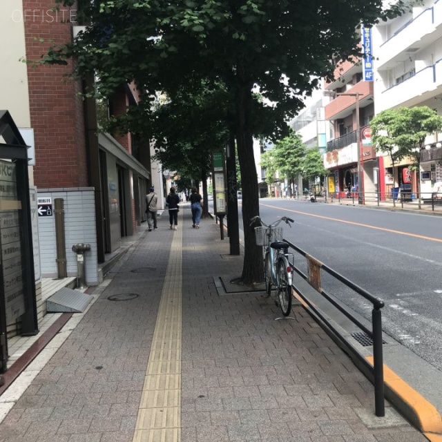 UKビル ビル前面道路