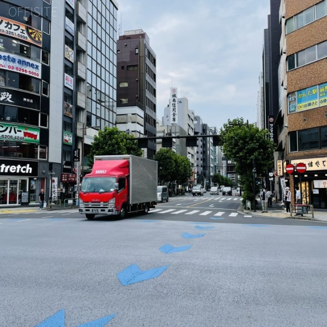 第108東京ビル ビル前面道路