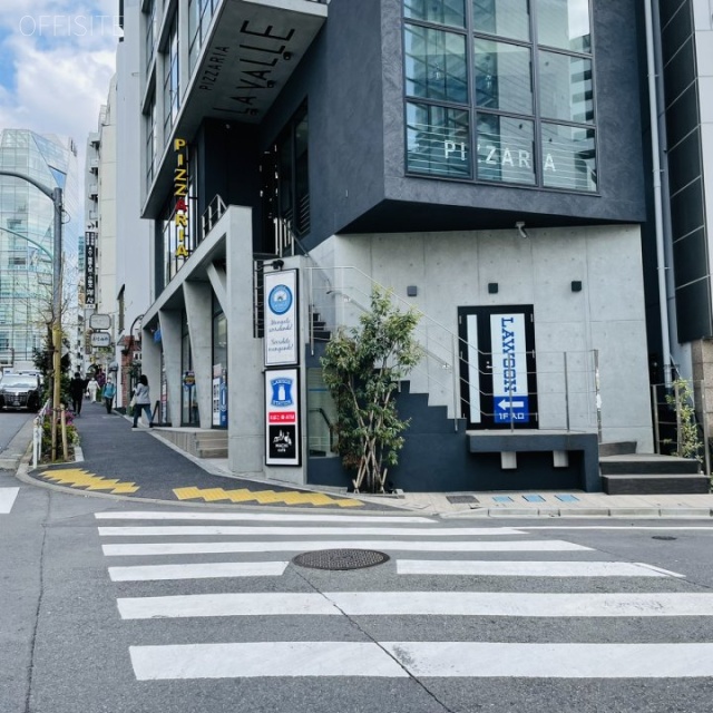 八千代ビル ビル前面道路