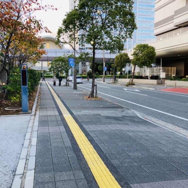 QVCスクエア 前面歩道