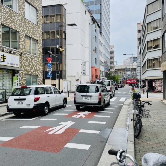 互興ビル　ビル前面道路