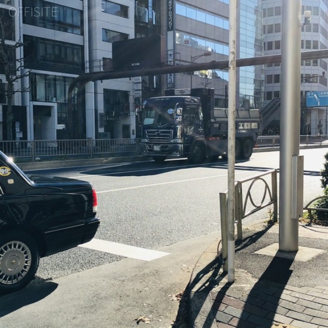 三雄ビル　ビル前面道路