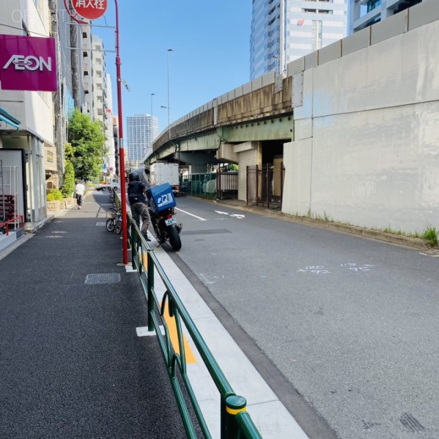 VORT新富町 ビル前面道路