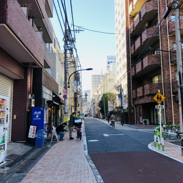 東洋新宿ビル ビル前面道路