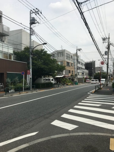 イイダアネックス8 ビル前面道路