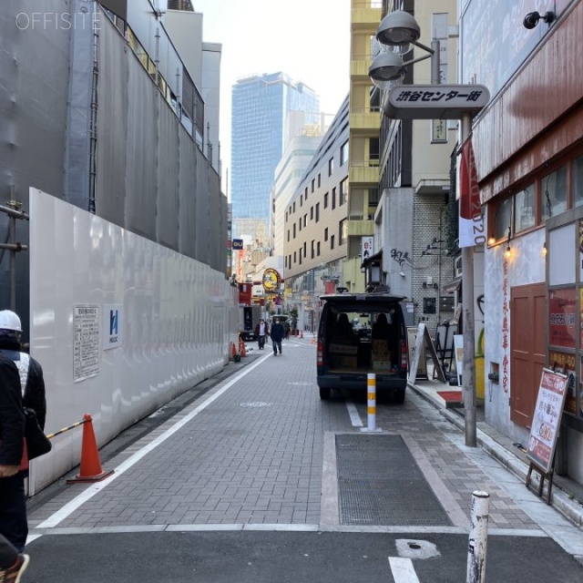 J+RビルサイドRビル ビル前面道路