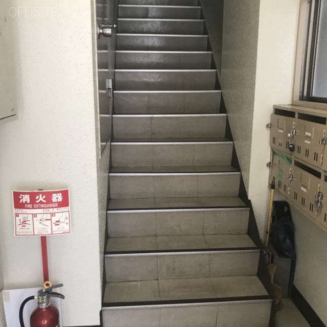 半田ビル 階段