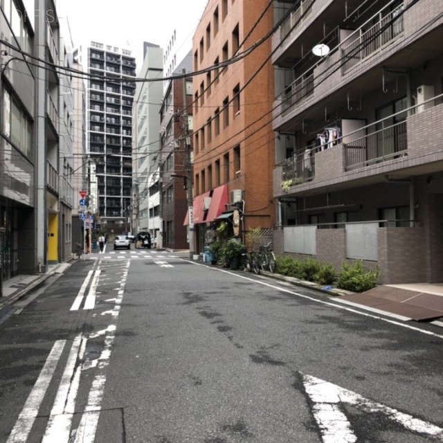 DeLCCS神田大手町(デルックス神田大手町) ビル前面道路