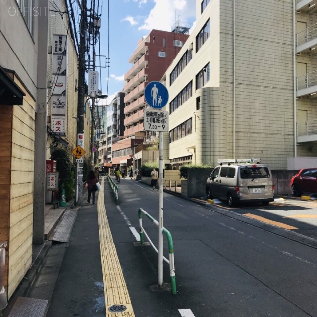 イガリビル諏訪 ビル前面道路