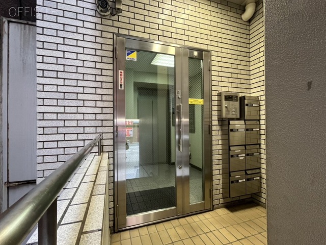 鶯ビル エントランス